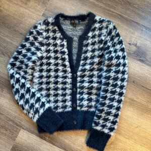 EUC - Truth by Republic - SUPER SOFT Fuzzy Houndstooth Button Up Cardigan